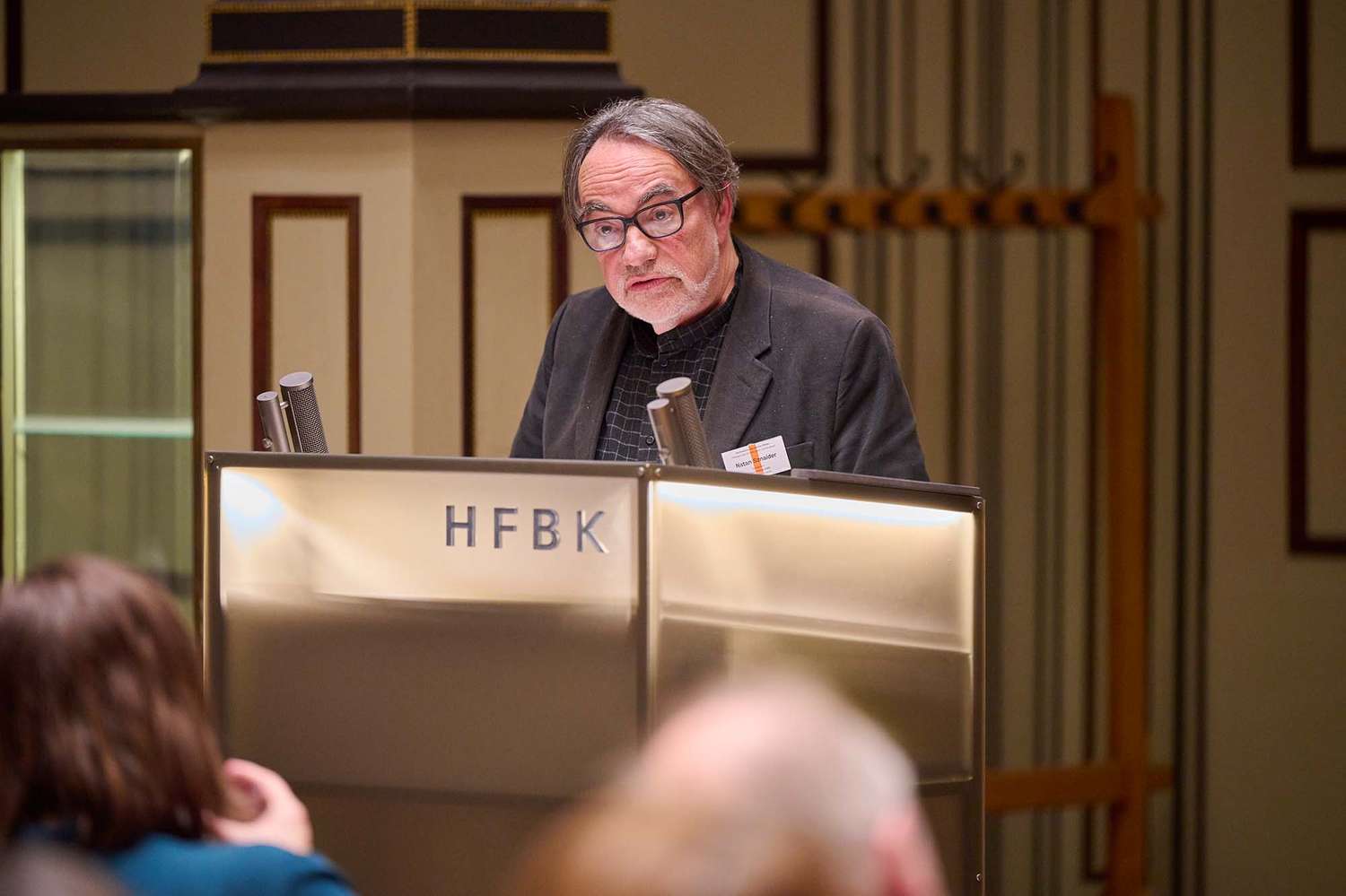 Natan Sznaider steht am Rednerpult und  hält seine Keynote.