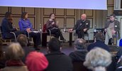 Fünf Teilnehmer und Teilnehmerinnen sind auf dem Podium im Gespräch miteinander.