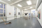 Ausstellungsansicht: Sorcha Noble, Elene Shatberashvili, Shen Si, Albin Bergström, Juliana Lindenhofer (an der Wand), Alfred Rottensteiner (v.l.n.r.); photo: Andreas Hopfgarten