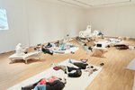 Menschen liegen verteilt im Ausstellungsraum auf dem Boden und lauschen Janina Tanck, die unterschiedliche Sounds erzeugt.