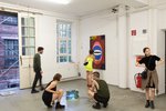 Arbeiten von Alexandra Tretter (an der Wand) und Iris Hamers (Mitte); Foto: Matthew Muir