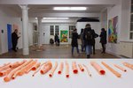 ASA Open Studios, Dezember 2018, Arbeiten von Yini Sheng (vorne), Eva Hettmer (links), Franziska König (mittig am Boden) und Hélène Chean (mittig an der Wand und rechts); Foto: Lukas Engelhardt
