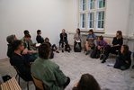 Arbeitsbesprechung der Studierenden von Prof. Jutta Koether (HFBK Hamburg) und Prof. Rob Swainston (School of Art + Design, Purchase College, New York); Foto: Imke Sommer