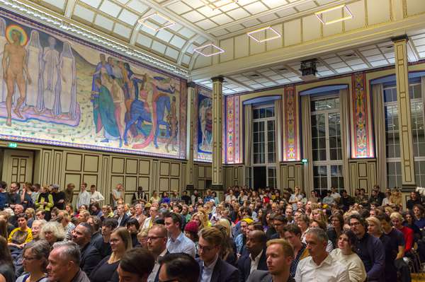 Blick in die vollbesetzte Aula bei der Semestereröffnung 2018; Foto: Lukas Engelhardt