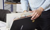 Begutachtung der eingereichten Mappen durch die Aufnahmekommission