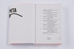 Ein weißes Buch liegt aufgeschlagen auf einem weißen Hintergrund. Auf der rechten Seite ist das Inhaltsverzeichnis des Buches zu sehen. Auf der linken Seite sind nur noch die Buchstaben "NTA" von "documenta" zu sehen.