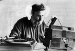 Claus Böhmler (Professor für Freie Kunst 1973-2005), ca. 1981 bei der Aktion "Dem Rauschen lauschen"; Foto: Hinrich Sachs
