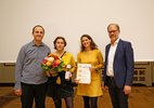Hiscox Preisträgerin Stella Sieber mit Jurysprecher Kito Nedo, Janna-Lena Baierle von Hiscox und HFBK Präsident Martin Köttering; Foto: Patricia Ratzel