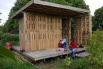 Charlotte Dieckmann, Daniel Pietschmann, Gartenhaus am Holstenkamp, 2013/14, Holzpaletten, 480 x 480 x 350 cm