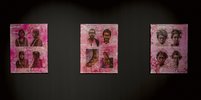 Drei rosane Werke hängen auf einer schwarzen Wand. Auf je einem Werk werden in vier Bildfeldern Köpfe und andere Körperteile gezeigt.