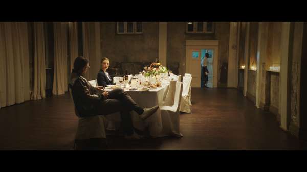 Florian Booreau (Albert Meisl) und Cornelia Stohmann (Katharina Meves) beim Dinner: Jakob Brossmann, Friedrich von Borries, Die Kunst der Folgenlosigkeit, D/A, 2021  67 min © NFP, Friedrich von Borries, Finali Film & Wortschatz Produktion