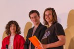 Preisträgerin des »Berenberg-Filmpreis der HFBK 2018« Mariam Mekiwi (rechts) mit den Jury-Mitgliedern Jules Herrmann und Jens Geiger; Foto: Lukas Engelhardt