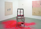 Performative Installation von Patrick Will und Caspar Wülfing, dahinter Malerei von Manuel Tainha; Foto: Imke Sommer, HFBK