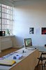 Jahresausstellung 2018 an der HFBK Hamburg: Die Klasse von Michaela Melián führt in Raum 11 eine Art Reisebüro, wo man Tickets für eine künstlerische Führung durch ihre eigentliche Ausstellung auf dem Ohlsdorfer Friedhof "buchen" kann ; Foto: Imke Sommer