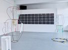 Chenxi Zhong, Her hand had a lot of strength gained through the process of gentleness, 2020, Installation, mixed Media, Maße variabel, Katja Pilipenko im Hintergrund; Foto: Tim Albrecht