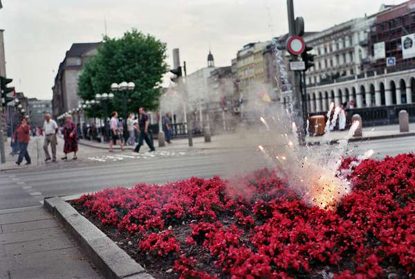 Annette Wehrmann, photography from the series Blumensprengungen, 1991-95,; Foto: Ort des Gegen e.V., VG-Bild Kunst Bonn, 2021