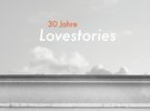 Das Bild zeigt eine Mauerkante und dahinter Himmel mit lichten Wolken. Das Bild ist in Schwarz-Weiß gehalten. In Orange wurde 30 Jahre geschrieben. Lovestories ist größer und in weißen Lettern darunter platziert.