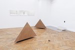 Jahresausstellung 2021: Ausstellungsansicht Klasse Prof. Pia Stadtbäumer: Olga Mathilde Gärtner, Annika Burmester (v.l.n.r.)