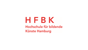In roten Lettern auf weißen Grund steht mittig "HFBK Hochschule für bildende Künste Hamburg"