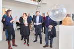 Lena Schramm im Gespräch über ihre Arbeit; Foto: Tim Albrecht