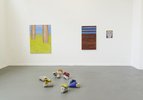 Lukas Schneider, »Halbstarke«, 2017, siebenteilige Skulpturengruppe (Boden); »Bühne«, 2017; ohne Titel, 2017; ohne Titel, 2016 (Wand von links nach rechts), Absolventenausstellung 2017