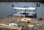 Isolda Mac Liam, Elisa Schiller, Nuriye Tohermes, »Das Archipel«, seit 2015, Stahl, Holz, Plane, Zeit; Foto: Radoš Vujaklija