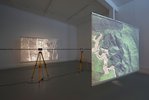 Paul Kolling, Break of Gauge, 320 Meter 35mm-Film, maßgefertigte Projektoren, Vermessungsstative, Leinwände, Filmtransportmechanismus, Maße variabel, Installationsansicht HFBK Hamburg; Foto: Marie-Theres Böhmker