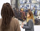 Simin Jalilian, Big Brother is watching you, 2022, Öl auf Leinwand; Foto: Tim Albrecht