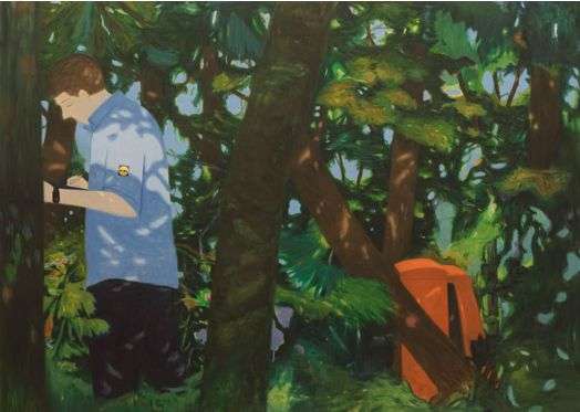 Eine männliche Figur in einem blauen Hemd steht in einem dichten Wald. 