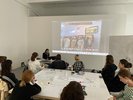 Nabila Horakhsh präsentiert den Seminarteilnehmerinnen ihre Arbeiten und gibt einen Einblick in die Kunstszene Kabuls; Foto: Julia Mummenhoff