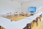 Seminarraum 11 in der HFBK Hamburg mit Konferenztechnik für hybride Lehre; photo: Tim Albrecht