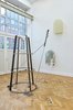 Noémi Barbaglia, "C’est chaud, Ça brûle", Holz, Kohlefaser, Aluminium, Elbabord, Mohair, Magnete, Docht, 220 x 120 cm (vorne) und Objektserie "Etui" 2017-2019, Glasfaser, Kohlefaser, Leinen, Magnete, Kunstwimpern, Seide, 90 x 60 x 40 cm (hinten); Foto: Tim Albrecht
