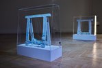 Amy Maga "Unknown support" aus der Serie "Archelogy of the future", 2020, Böcke aus Porzellan, Quarze und Bergkristall, Piezo Mikrophone, Minilautsprecher, Vitrinen, 73,5 x 76 x 57,5 cm; Foto: Tim Albrecht