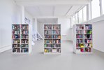 Belia Brückner, "Rekonstruktion des aktuellen Buchbestands der Jugendvollzugsanstalt-Hahnöfersand", Regalkorpus (3x) 1200 x 431 x 2080 mm, Ansicht von vorne; Foto: Tim Albrecht