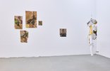 Arbeiten von Torben Wessel (an der Wand) und Michael Sullivan (Skulptur rechts); Foto: Tim Albrecht
