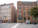 Street view of the building Karolinenstraße 2a. The ASA studios are located in the backyard.; Foto: Jennifer Nichols