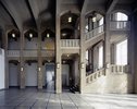 Die Aulavorhalle mit dem Treppenaufgang, gestaltet von Fritz Schumacher; Foto: Klaus Frahm