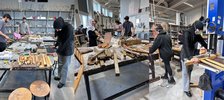 Eine Collage zeigt drei verschiedene Ansichten in die Werkstatt für Skulptur. Studierende arbeiten mit Holz an einem großen Werkstisch.