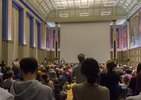 Blick in die vollbesetzte Aula bei der Semestereröffnung 2018; photo: Lukas Engelhardt