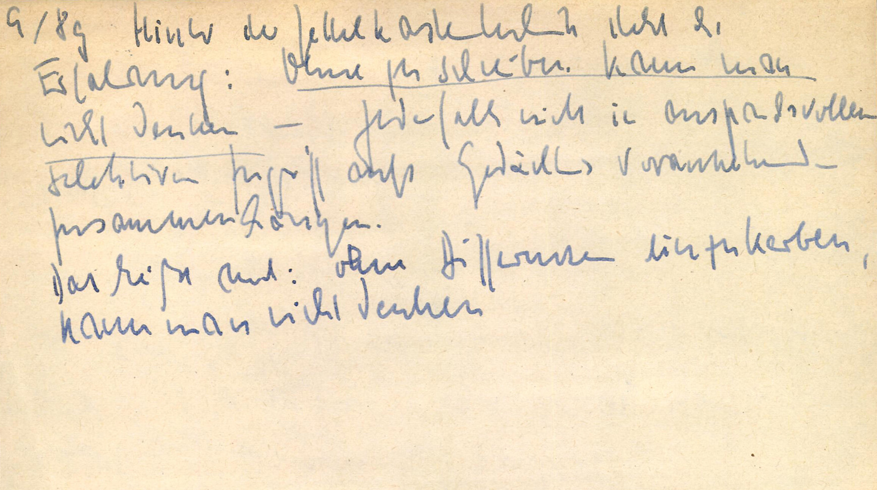 Vergilbtes Blatt Papier mit handschriftlichen Notizen in blauer Tinte auf Deutsch. Der Text ist schwer lesbar, kursiv geschrieben und enthält mehrere Zeilen sowie Unterstreichungen. Das Blatt liegt vor einem dunklen Hintergrund.