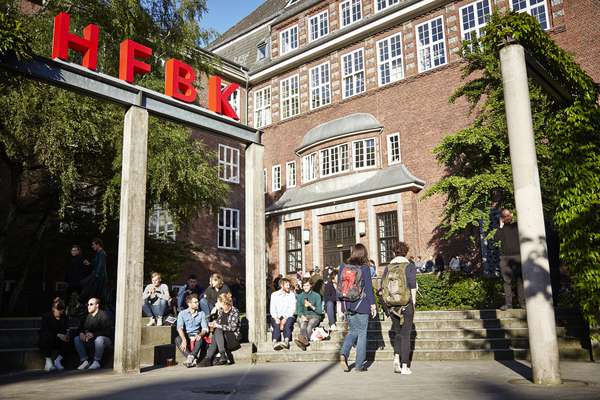 Studierende vor dem HFBK-Hauptgebäude am Lerchenfeld